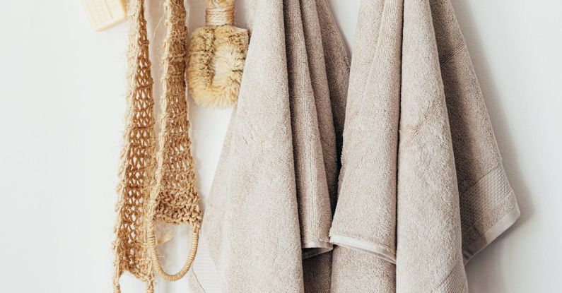 Sustainable Decor - Set of body care tools with towels on hanger