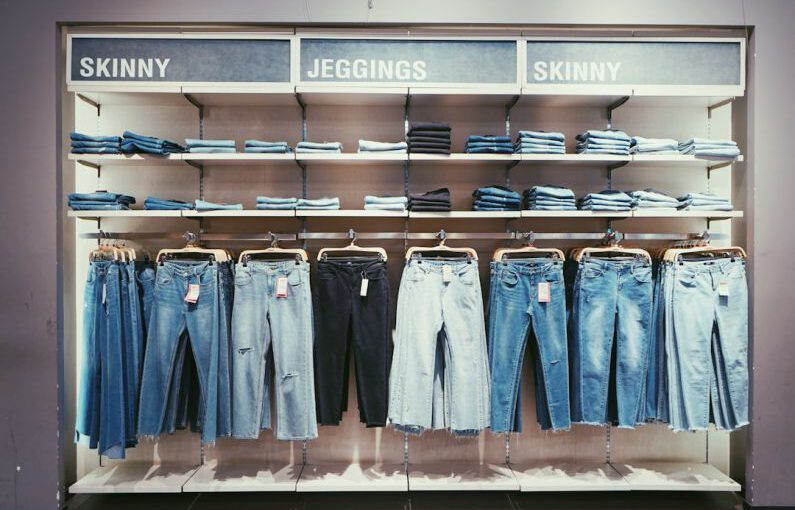 Trend Comeback - hanged jeans lot